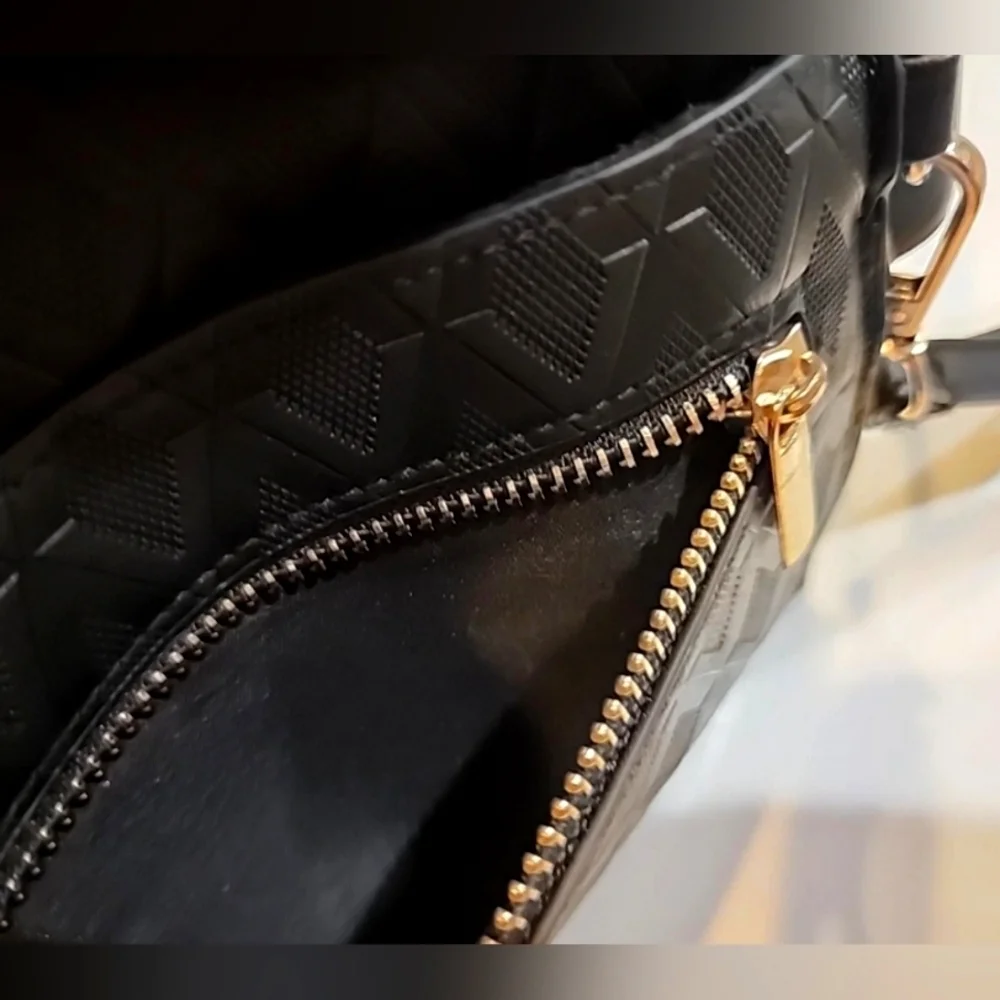 Vince Camuto black faux leather waist belt quilted design & gold-plated Wristlet - Picture 5 of 8